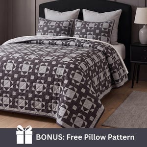 Può includere: Una trapunta e due federe abbinate con un motivo geometrico in grigio antracite scuro e grigio chiaro. Il set di biancheria da letto è mostrato su un letto con cuscini tinta unita grigio chiaro. Il testo BONUS: Free Pillow Pattern è in basso.