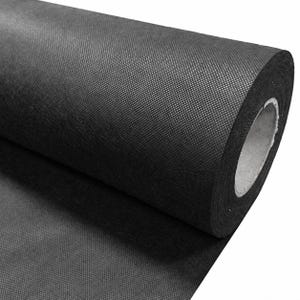 Könnte beinhalten: Eine große Rolle aus schwarzem Vliesstoff mit einer feinen, gleichmäßigen gitterartigen Textur auf dem gesamten Material. Die Rolle ist um eine zentrale Pappröhre gewickelt und weist eine durchgehend dunkle Farbe sowie eine matte Oberfläche auf.