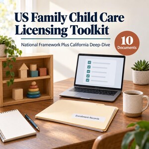 Puede incluir: Un kit de licencias para cuidado infantil familiar en EE. UU. con 10 documentos, que incluye una computadora portátil con una lista de verificación, una carpeta manila etiquetada Enrollment Records, bloques de madera y una taza.