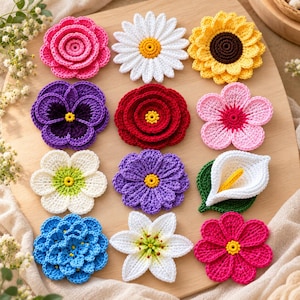 Op de afbeelding: Een verzameling van twaalf gehaakte bloemen in diverse vormen en kleuren, waaronder roze, witte, gele, paarse, rode en blauwe bloesems. Elk stuk heeft ingewikkelde garensteken en een centraal detail, gerangschikt in een raster op een vlak.