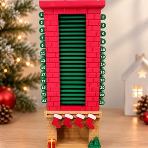 Può includere: Un calendario dell'avvento verticale con motivo a mattoni rossi e una figura di Babbo Natale in cima. Presenta listelli orizzontali verdi e cerchi numerati da 1 a 24 sui lati. La base ricorda un camino con quattro calze rosse, un regalo e alberi.