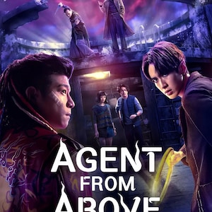以下が含まれることがあります： AGENT FROM ABOVEというタイトルの映画ポスター。暗くシュールな環境に5人の人物が描かれ、空には輝く赤い球体がある。手前には横顔の2人が写り、背景には瓦礫の中に立つ他の3人の姿がある。