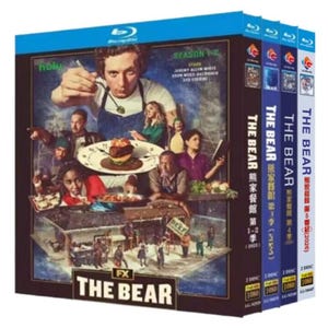 以下が含まれることがあります： テレビシリーズ「The Bear」のシーズン1から5を収録したブルーレイボックスセット。フロントカバーにはキッチンにいるキャストのコラージュが描かれており、下部には「The Bear」のタイトルが太い白文字で印刷されています。