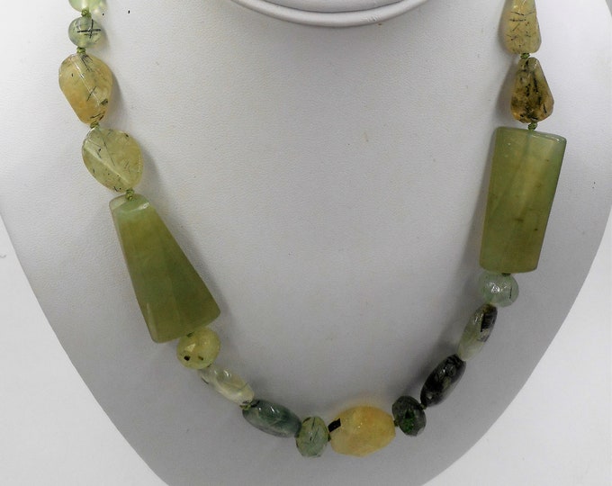 Prehnite Necklace, Prehnite Jewelry, Natural Stone Necklace, Gemstone Necklace, Beaded Necklace, Green Necklace, Knotted Beaded Necklace