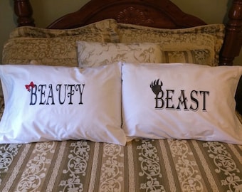 Beauté - Beast Pillowcases, Newlywed Gifts, Cadeaux d'anniversaire, Décor de chambre à coucher, Cas d'oreiller de couples, cadeaux de couples, cadeaux de pendaison de crémaillère