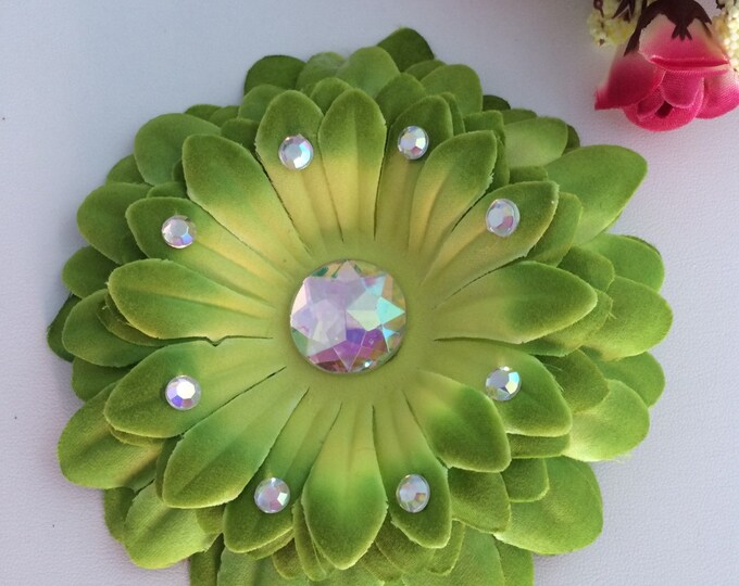 Green Daisy Flower Clip - Free Shipping, Daisy hair clip, girls hair clips, fascinator, floral hair clips, Gerber daisy hair clip