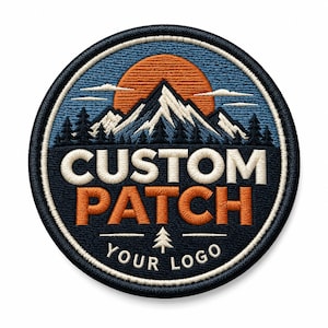 Puede incluir: Un parche bordado circular que muestra un paisaje de montaña con un gran sol naranja sobre un cielo azul. El texto CUSTOM PATCH está bordado en blanco y naranja, con las palabras YOUR LOGO y un pequeño icono de pino debajo.