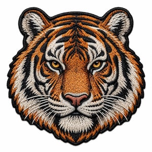 Pode incluir: Um emblema bordado apresentando a cabeça detalhada de um tigre. O design exibe pelagem laranja vibrante, listras pretas marcantes e detalhes brancos ao redor do focinho e das orelhas. O tigre tem olhos âmbar e um nariz rosa, contornado em preto.