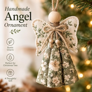 Pode incluir: Um enfeite de anjo feito à mão com cabeça de conta de madeira, laço de corda de juta, e asas e vestido de tecido com padrão floral verde e branco. O texto diz Handmade Angel Ornament, Rustic Charm, Perfect for Christmas Tree, A Thoughtful Gift.