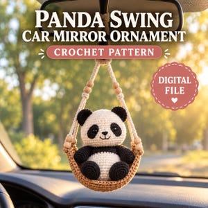 Puede incluir: Un patrón de ganchillo para un adorno de espejo de coche Panda Swing. La imagen muestra un pequeño panda tejido sentado en un columpio color canela, suspendido por cordones crema con cuentas de madera. Texto: PANDA SWING CAR MIRROR ORNAMENT, CROCHET PATTERN, DIGITAL FILE.