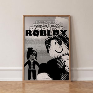 Peut inclure: Une affiche encadrée présentant un design graphique en noir et blanc avec le mot ROBLOX en grandes lettres grasses. L'œuvre comprend une silhouette de personnage stylisée et une plus petite silhouette sur un fond de texte détaillant l'histoire.