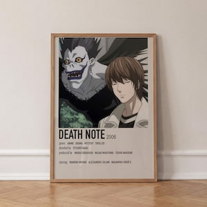 Può includere: Un poster incorniciato con un'illustrazione anime di una creatura pallida dai denti affilati dietro una persona dai capelli castani. Il testo recita DEATH NOTE 2006, con dettagli su genere, regista, produttore e cast in un layout.