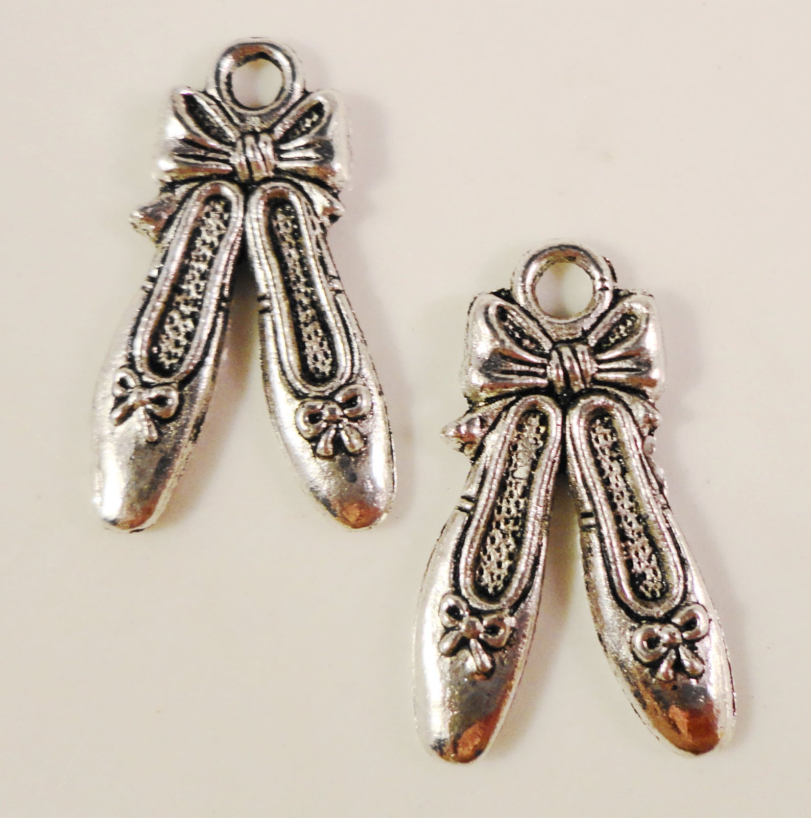ballet slipper charms 21x12mm antique silver tone metal ballerina slipper shoes charm pendant jewelry findings 10pcs
