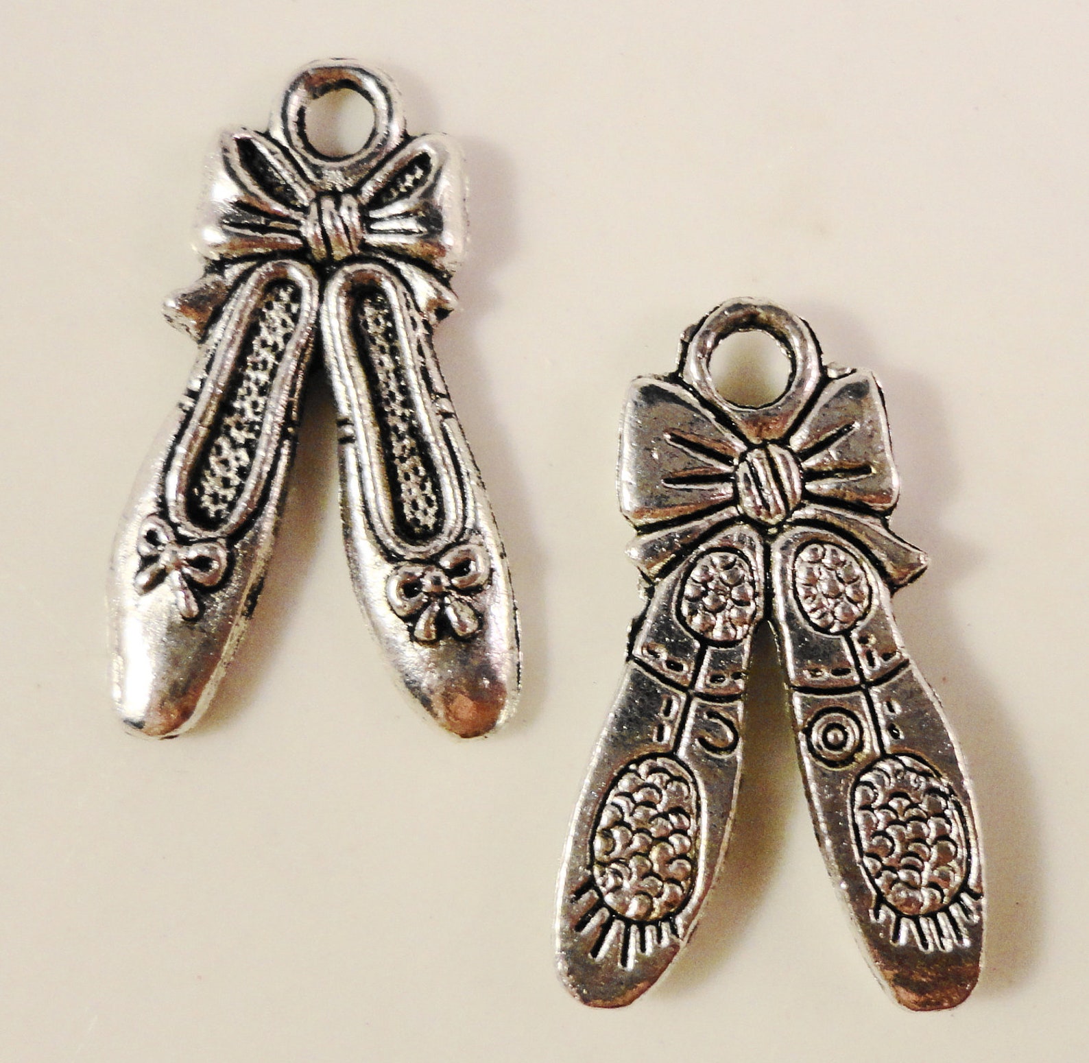ballet slipper charms 21x12mm antique silver tone metal ballerina slipper shoes charm pendant jewelry findings 10pcs