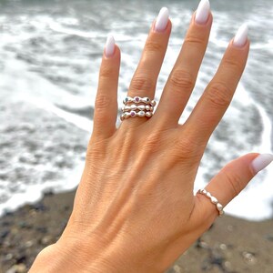 Bague empilable personnalisée en argent sterling avec pierre de naissance, bague porte-bonheur pour maman, alliance texturée, bijou porte-bonheur personnalisé