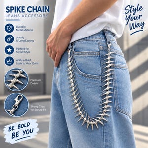 Peut inclure: Une chaîne à pointes en métal argenté pour jean, fixée sur un pantalon en jean bleu clair avec des clips métalliques. La chaîne présente un motif répétitif de pointes coniques acérées reliées entre elles. Le texte inclut SPIKE CHAIN, Style Your Way et BE BOLD BE YOU.
