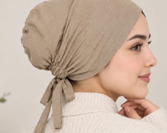 Sottoveste per hijab in cotone ed elastan: design con laccetti posteriori, traspirante e modesta.