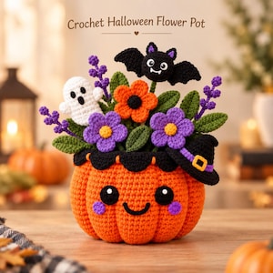 Puede incluir: Una maceta de Halloween tejida a ganchillo con una base de calabaza naranja con cara sonriente, llena de flores moradas y naranjas, un fantasma blanco, un murciélago negro y un sombrero de bruja. Texto Crochet Halloween Flower Pot visible.