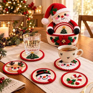 Puede incluir: Un juego de posavasos redondos de ganchillo con diseños navideños que incluyen un reno, un muñeco de nieve, un bastón de caramelo y un árbol. Se guardan en una cesta de ganchillo rematada con una figura de Papá Noel con gorro rojo.