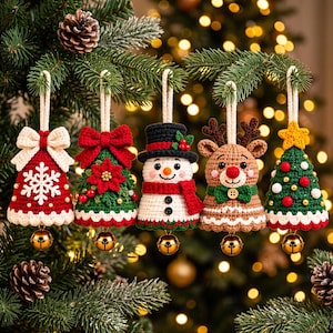 Può includere: Cinque decorazioni natalizie all'uncinetto appese a un albero. Il set include una campana rossa con un fiocco di neve bianco, un albero verde con un fiocco rosso e una stella di Natale, un pupazzo di neve, una renna e un albero con una stella.