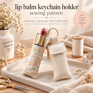 Könnte beinhalten: Ein digitales Schnittmuster für einen Lippenbalsam-Schlüsselanhänger. Das Bild zeigt zwei Halter, einen mit Blumenmuster und einen aus beigem Stoff, jeweils mit einem Metallring. Der Text lautet 'lip balm keychain holder sewing pattren'.