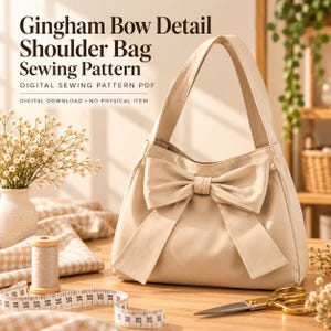 Pode incluir: Uma bolsa de ombro bege com um grande laço decorativo na frente. O texto diz: Gingham Bow Detail Shoulder Bag Sewing Pattern, DIGITAL SEWING PATTERN PDF, DIGITAL DOWNLOAD - NO PHYSICAL ITEM. Inclui um carretel de linha e fita métrica.