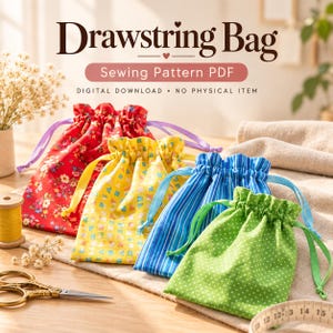 Op de afbeelding: Vier trekkoordzakjes in rood bloemenmotief, geel geometrisch, blauw gestreept en groene stippenstof. Tekst: Drawstring Bag, Sewing Pattern PDF, DIGITAL DOWNLOAD, NO PHYSICAL ITEM. Inclusief een houten klosje, schaar en een meetlint.