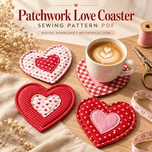 Könnte beinhalten: Ein digitales Schnittmuster mit dem Titel Patchwork Love Coaster, das herzförmige Stoffuntersetzer in roten, weißen und rosa Mustern zeigt. Die Untersetzer weisen verschiedene Herzmotive auf, darunter Punkte und Karos, einer davon unter einer Kaffeetasse.