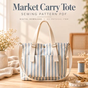 Könnte beinhalten: Eine hellblau-weiß gestreifte Tragetasche aus Segeltuch mit zwei Vordertaschen, zwei Tragegriffen und einem langen Schultergurt. Der Text Market Carry Tote SEWING PATTERN PDF DIGITAL DOWNLOAD NO PHYSICAL ITEM steht über der Tasche.