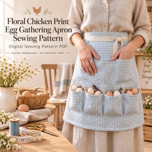 Könnte beinhalten: Eine hellblau-weiß karierte Schürze mit mehreren Vordertaschen, die Eier enthalten. Der Text lautet: Floral Chicken Print Egg Gathering Apron Sewing Pattern, Digital Sewing Pattern PDF, DIGITAL DOWNLOAD, NO PHYSICAL ITEM.