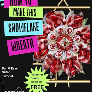 Könnte beinhalten: Ein roter und weißer Schneeflocken-Adventskranz mit silberner Mitte. Der Kranz ist aus Band gefertigt und mit Glocken verziert. Der Text "HOW TO MAKE THIS SNOWFLAKE WREATH" ist in rosa, grün und blauen Buchstaben. Der Text "Fun & Easy Video Tutorial" ist in schwarzen Buchstaben. Der Text "Materials List Petal List Included" ist in schwarzen Buchstaben. Der Text "Video for Center included FREE" ist in grünen Buchstaben.