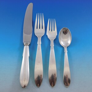 Puede incluir: Un juego de cuatro piezas de cubiertos plateados, que incluye un cuchillo, dos tenedores y una cuchara. Las piezas est&aacute;n todas pulidas y tienen un dise&ntilde;o simple y elegante.