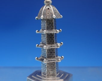 Pimentero chino de plata de ley 900 con forma de torre de ladrillos, c. 1890, WC (n.° 6653)