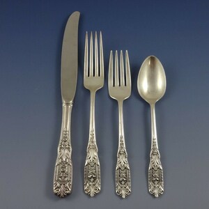 Puede incluir: Un juego de cuatro piezas de cubiertos plateados, que incluye un cuchillo, dos tenedores y una cuchara. Los mangos son ornamentados y presentan un dise&ntilde;o floral.