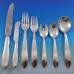 Puede incluir: Un juego de cubiertos de plata, que incluye un cuchillo de mesa, un cuchillo de mantequilla, un tenedor de mesa, un tenedor de ensalada, una cucharita y una cuchara de sopa. Los cubiertos est&aacute;n pulidos y tienen un dise&ntilde;o simple y elegante.