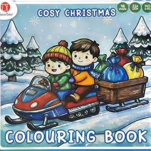Könnte beinhalten: Ein quadratisches DecoTime Cosy Christmas Malbuch mit einer Cartoon-Illustration von zwei Kindern auf einem rot-blauen Schneemobil, das einen Holzschlitten voller bunter Geschenksäcke durch eine verschneite Waldlandschaft zieht.