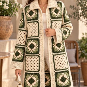 Könnte beinhalten: Eine langärmelige Häkeljacke mit einem Patchwork-Muster aus quadratischen Motiven in Creme, Salbeigrün und Dunkelwaldgrün. Das Kleidungsstück hat einen strukturierten Kragen, eine offene Vorderseite und einen knielangen Saum.