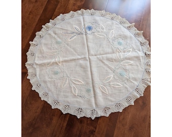 Prachtige antieke ronde tafelkleed van 91 cm met gehaakte rand en handborduurwerk.