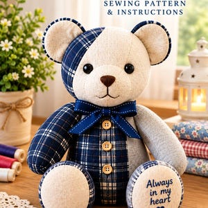 Puede incluir: Un patrón de costura para un oso de recuerdo de patchwork con el texto Heirloom Patchwork Memory Bear, Turn Precious Fabrics into Lasting Memories y Always in my heart. El oso está hecho de tela de cuadros azul y beige con tres botones.