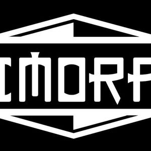 Puede incluir: Un logotipo blanco con la palabra "ANIMORPHS" en una fuente en negrita y estilizada. El logotipo está dentro de una forma geométrica blanca con bordes puntiagudos.