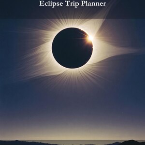 Op de afbeelding: Een planner-omslag met de titel The 2027 Eclipse Trip Planner van Quiet Moon Press. De afbeelding toont een totale zonsverduistering met een heldere corona tegen een donkere lucht. De tekst onderaan luidt Total solar eclipse, Monday 2 August, Spain, Gibraltar, North Africa, Egypt.