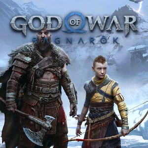 Puede incluir: Un póster promocional del videojuego God of War Ragnarök que muestra a un guerrero barbudo con armadura de cuero marrón y capa con borde de piel sosteniendo un hacha plateada, y a un joven con atuendo amarillo y azul con un arco de madera ante una montaña nevada.