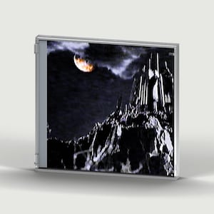 Peut inclure: Un boîtier CD en plastique transparent présentant une illustration de paysage montagneux sombre et déchiqueté sous un ciel nocturne. Une lune brillante en forme de croissant brille dans le coin supérieur gauche, éclairant la silhouette d'une structure haute et pointue.