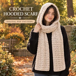 Peut inclure: Une écharpe à capuche crochetée beige avec un motif de points texturé. L'image contient le texte CROCHET HOODED SCARF et DIGITAL PDF PATTERN. L'écharpe est portée sur un pull noir, avec un design long qui tombe sur le devant.