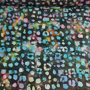 Może przedstawiać: Zbliżenie na tkaninę z czarnym tłem i kolorowym, abstrakcyjnym wzorem z niebieskich, różowych i białych plam. Tkanina jest mierzona żółtą linijką z napisem "FACTORY FURNITURE".