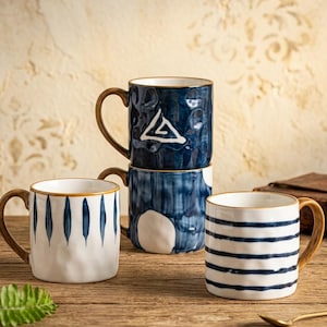 Taza de cerámica de estilo japonés, superficie texturizada con relieve y motivos azules y blancos pintados a mano (400 ml)