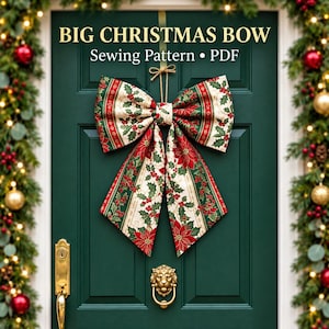 Könnte beinhalten: Eine große Stoffschleife mit einem festlichen Muster aus roten Weihnachtssternern, grünen Stechpalmenblättern und Beeren auf cremefarbenem Grund. Der Text BIG CHRISTMAS BOW Sewing Pattern • PDF steht über der Schleife an einer dunkelgrünen Tür.