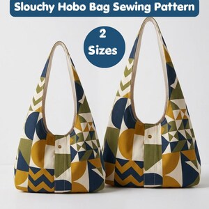 Puede incluir: Dos bolsos hobo de dos tamaños con un patrón geométrico en amarillo mostaza, verde oliva, azul marino y crema. El texto "Slouchy Hobo Bag Sewing Pattern" y "2 Sizes" aparece sobre los bolsos, que tienen un cierre central de broche.