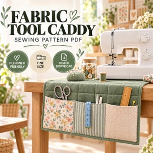 Peut inclure: Un patron de couture PDF pour organisateur d'outils en tissu, comprenant un rangement matelassé vert à trois poches à motifs fleuris, rayés et à pois, contenant des ciseaux, un mètre ruban et une règle en bois, avec le texte FABRIC TOOL CADDY.