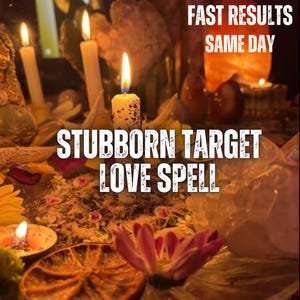 Può includere: Una collezione di candele bianche accese, petali di fiori secchi e cristalli disposti su una superficie. Il testo FAST RESULTS SAME DAY e STUBBORN TARGET LOVE SPELL è sovrapposto in bianco. La scena include una fetta di arancia essiccata.